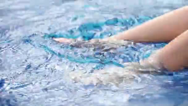 Záběry Dětského Bazénu Dětská Noha — Stock video