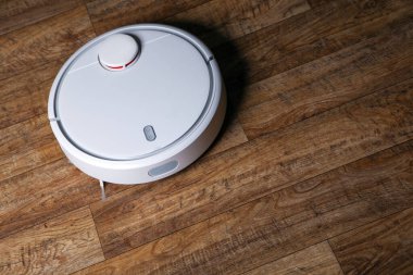 Elektrikli süpürge ahşap masa resmi