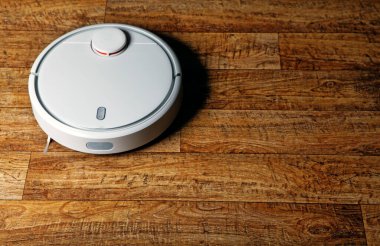 Elektrikli süpürge ahşap masa resmi