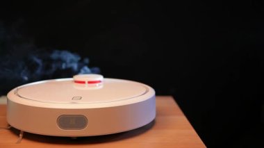 Elektrik süpürgesinin karanlık arka plan görüntüleri 