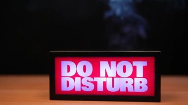 Metin tablosunu rahatsız etme görüntüsü koyu arkaplan 