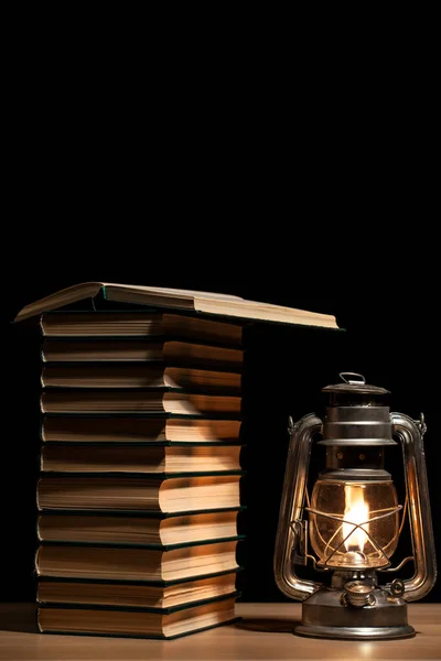 Изображение Лампы Книги Темный Фон — стоковое фото