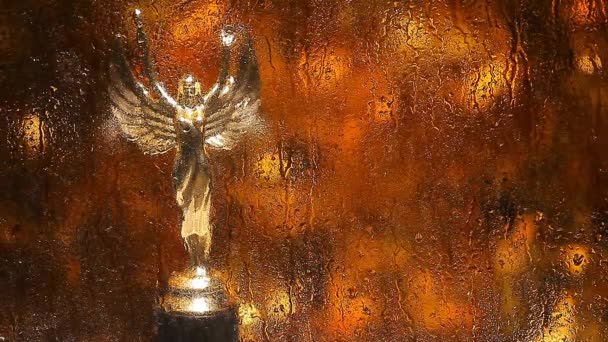Beeldmateriaal Van Gouden Engel Waterdruppel — Stockvideo