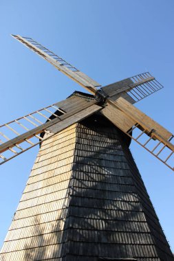 zabytkowy wiatrak w Osieku