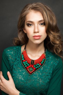 Güzel kadın moda Model mükemmel dalgalı saç ve makyaj