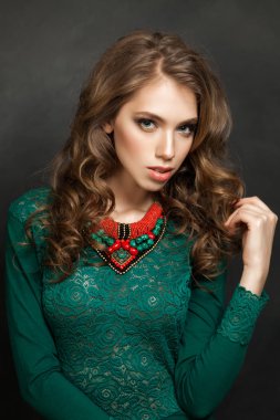 Şık kadın moda Model portre. Dalgalı saç ve makyaj ile Bayan