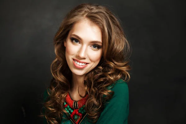 Femme Souriante Avec Cheveux Bruns Ondulés Collier Bijoux Sur Fond — Photo