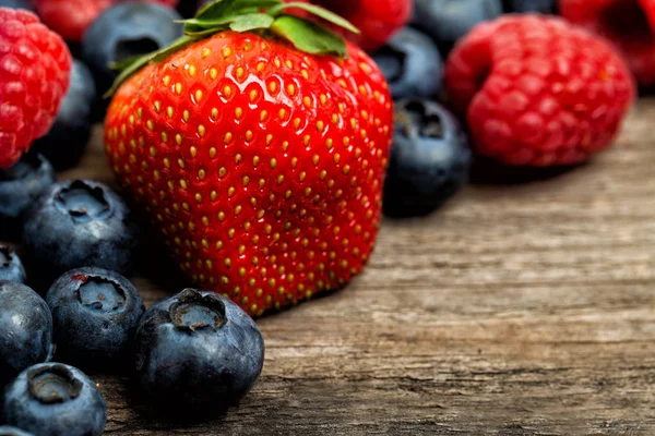 Summer Strawberry Raspberry Blueberries Wooden Table Background Healthy Eating — Stock Photo, Image