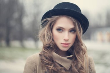 Genç hipster kadın açık havada. Sağlıklı kadın yüzü portre