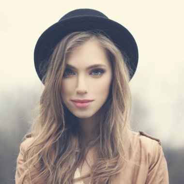 Sevimli genç kadın açık havada park. Mükemmel kadın yüzü portre