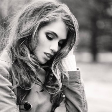 Güzel genç kadın, retro siyah beyaz portre