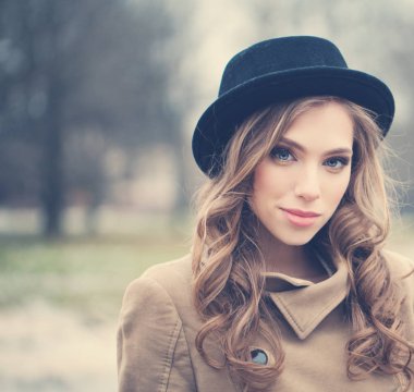 Genç gülümseyen kadın açık havada. Sağlıklı kadın yüzü portre