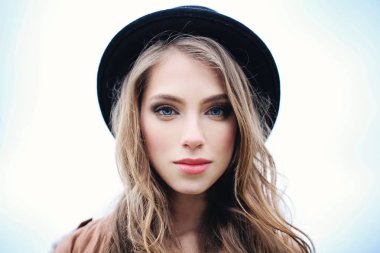 Genç kadın yüzü, açık portre