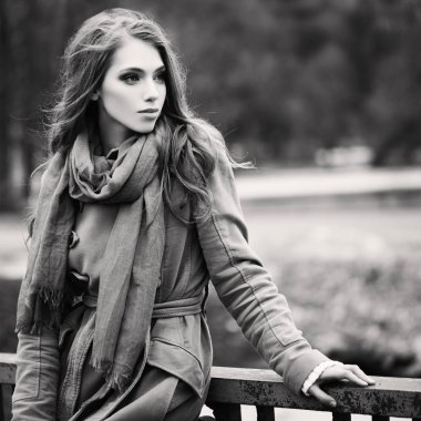 Siyah beyaz açık havada güzel genç kadın portresi