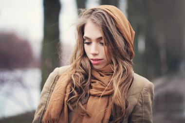 Açık havada soğuk gününde güzel kadın