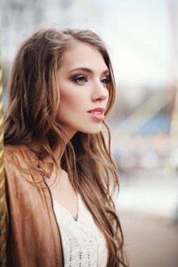 Genç kadın açık havada Park'ta rahatlatıcı