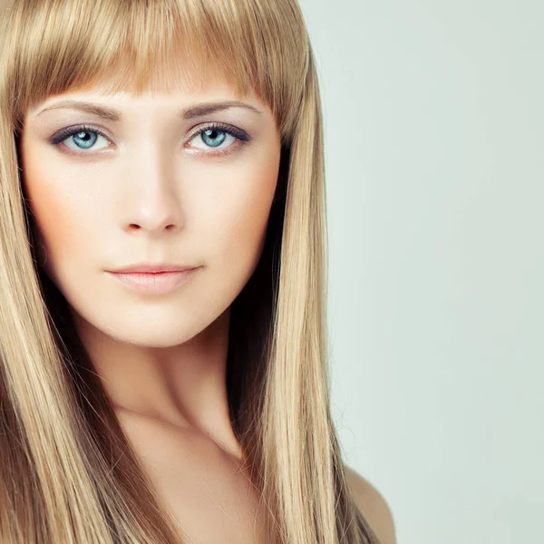 Giovane Donna Bionda Faccia Primo Piano Modello Femminile Con Capelli — Foto Stock