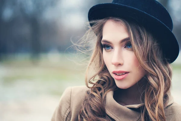 Mujer Sonriente Perfecta Aire Libre Primer Plano Cara Femenina Saludable —  Fotos de Stock