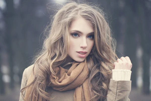 Beautiful Young Female Model Outdoors Park Woman Long Curly Hair — Stock Photo, Image