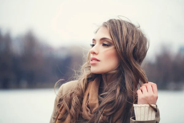 Красивая Молодая Женщина Мечтает Открытом Воздухе Холодном Парке — стоковое фото