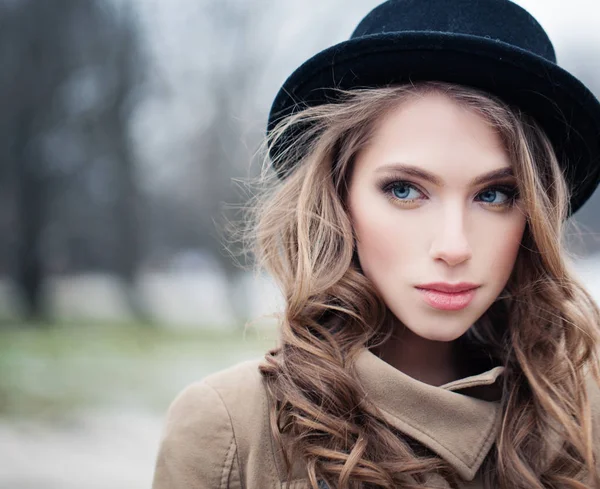 Милая Молодая Женщина Хипстерской Шляпе Улице Идеальное Женское Лицо Портрет — стоковое фото