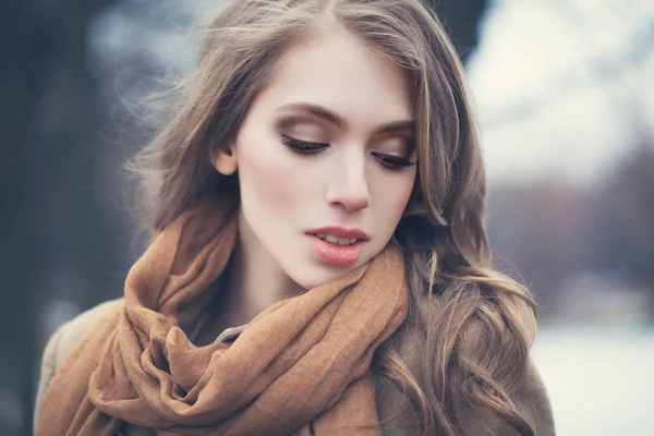 Uzun Dalga Kahverengi Saçları Açık Havada Genç Kadın — Stok fotoğraf