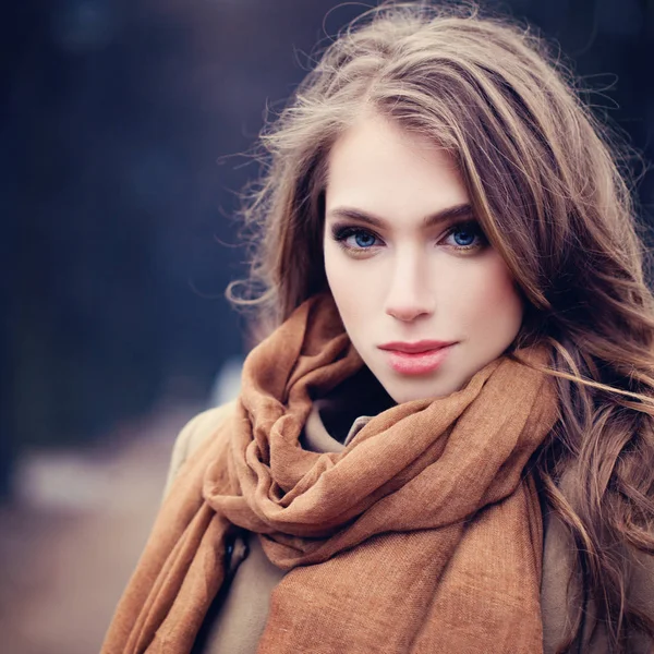 Outdoors Portrait Cute Young Woman Brown Hair — Stock Photo, Image