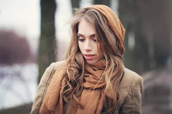 寒い日に屋外の美しい女性 — ストック写真