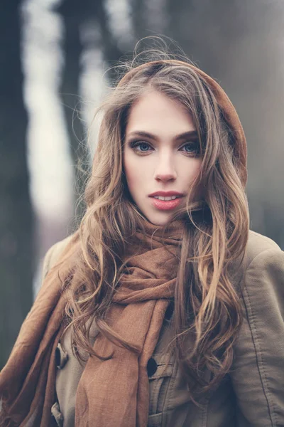 Young Woman Brown Hair Outdoors — Stock Photo, Image