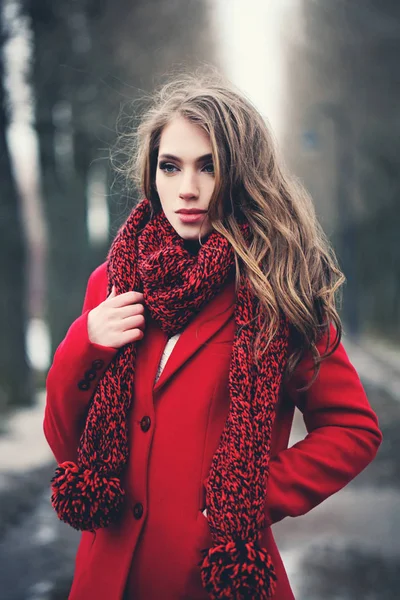 Молода Жінка Червоному Пальто Парку Портрет Відкритому Повітрі — стокове фото