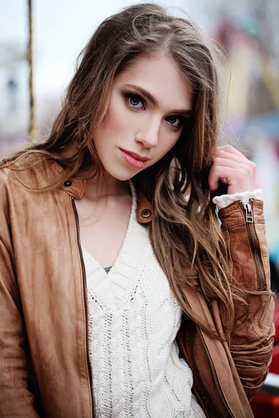 Sevimli genç kadın uzun kahverengi kıvırcık saçlı açık havada