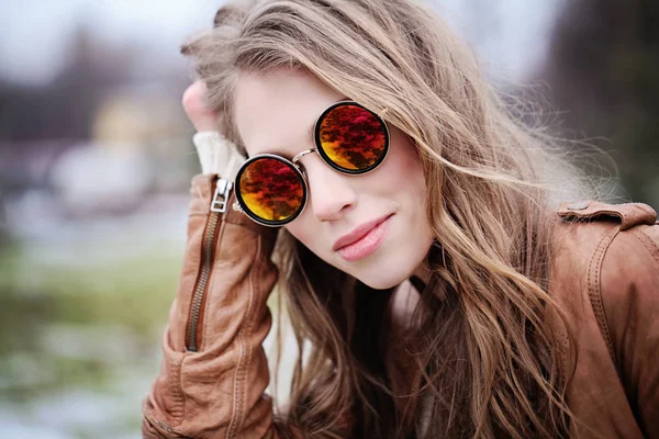 Jovem Sorrindo Mulher Óculos Sol Olhando Para Câmera Livre Retrato — Fotografia de Stock