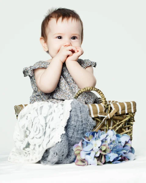 Happy Babymeisje Met Bloemen Schattig Kindje — Stockfoto