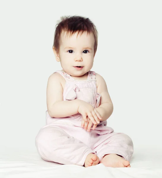 Hermosa Niña Pequeña Mono Rosa Sentado Sobre Fondo Blanco — Foto de Stock