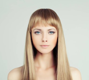 Sarışın genç kadın moda modeli ile sağlıklı saçlar, portre