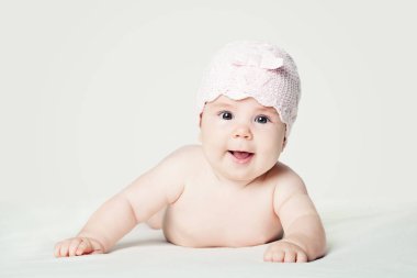 Pembe şapkalı beyaz milattan yalan gülümseyen bebek