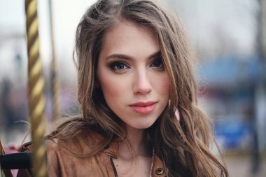 Genç kadın yüzü, açık havada dikey