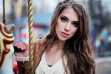 Çekici genç kadın açık havada, güzel kadın yüzü portre