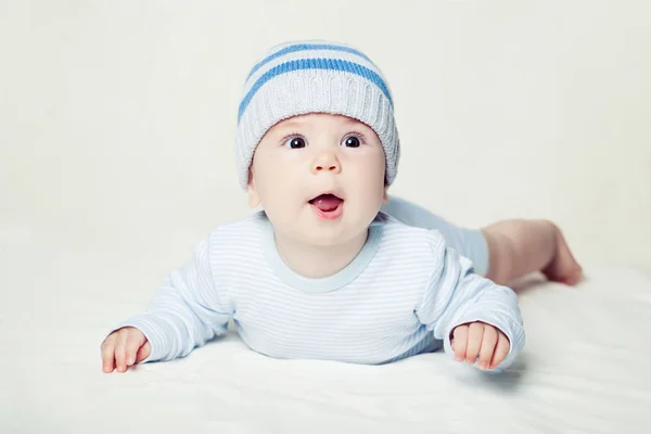 Schattige Kleine Baby Blauwe Hoed Witte Blanke — Stockfoto