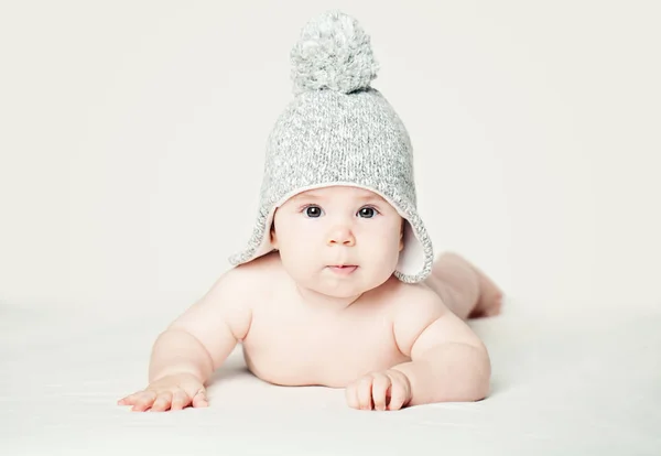 Baby Gebreide Muts Liggend Witte Blankett Portret Mooi Klein Kind — Stockfoto