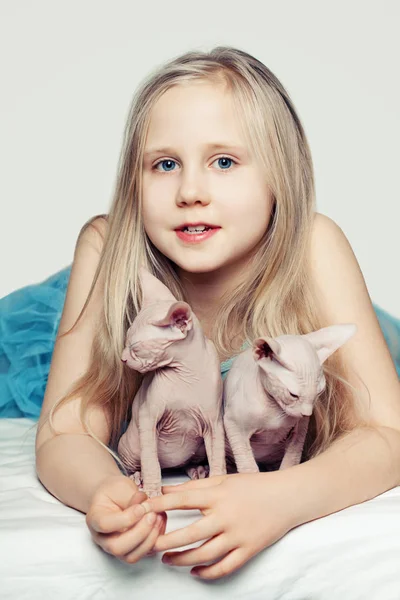 Little Child Girl Pets — Stock Photo, Image