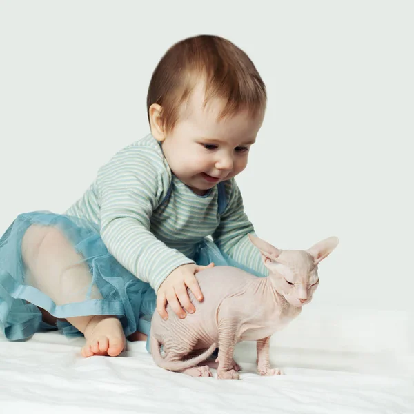 Menina Bebê Agradável Com Gatinho — Fotografia de Stock