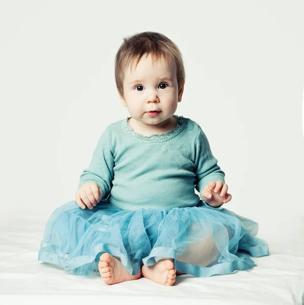 Vrolijk Babymeisje Zittend Witte Achtergrond Mooi Kind Meisje — Stockfoto