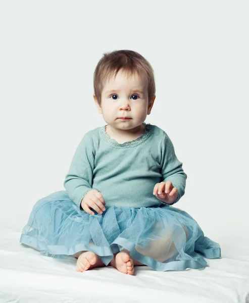 Mooie Babymeisje Blauwe Tule Rok Witte Achtergrond — Stockfoto