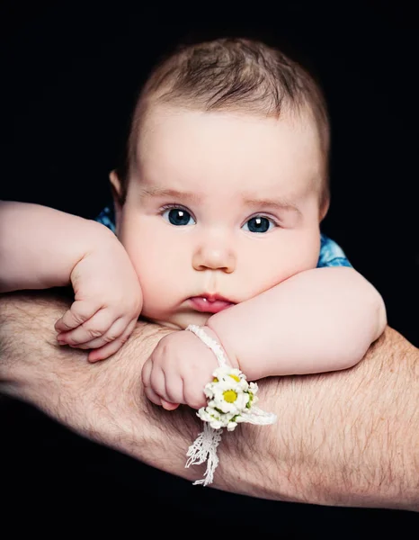 Aranyos Újszülött Kislány Apja Keze — Stock Fotó