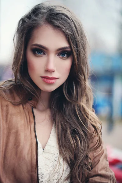 Mulher Bonito Com Cabelo Encaracolado Marrom Livre — Fotografia de Stock