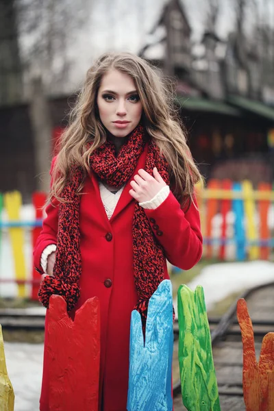 Mulher Moda Casaco Inverno Vermelho Cachecol Livre — Fotografia de Stock