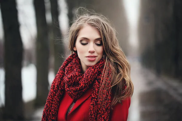 Wintermode Model Rotem Mantel Und Strickschal Beim Spazierengehen Park Freien — Stockfoto