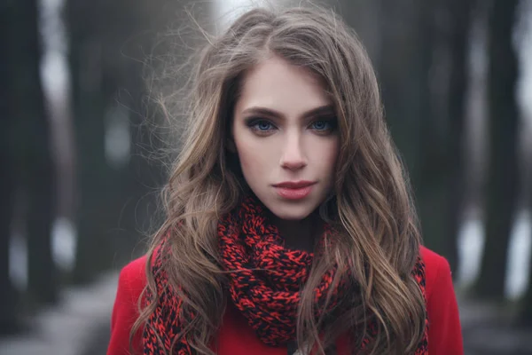 Красива Молода Жінка Червоному Шарфі Відкритому Повітрі Ідеальне Жіноче Обличчя — стокове фото