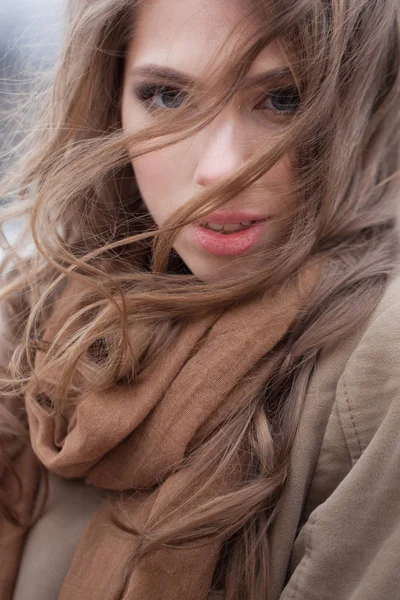 Kahverengi Pamuklu Eşarp Açık Havada Güzel Kadın Kadın Yüzü Portre — Stok fotoğraf